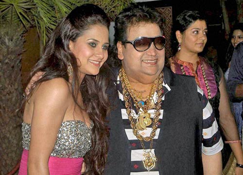 तस्‍वीरों में मनोरंजन की दुनिया की प्रमुख हलचल  | हॉट 'आइटम गर्ल'