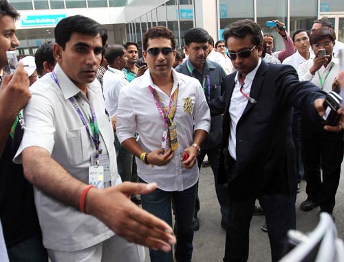 एफ-1 रेस देखने पहुंचे सितारे | सेबेस्टियन बने चैंपियन