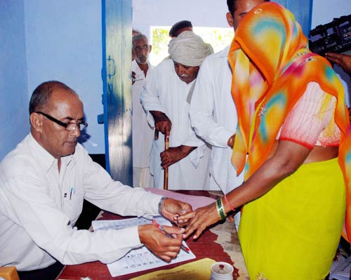 अन्ना हजारे के साये में हिसार उपचुनाव संपन्न