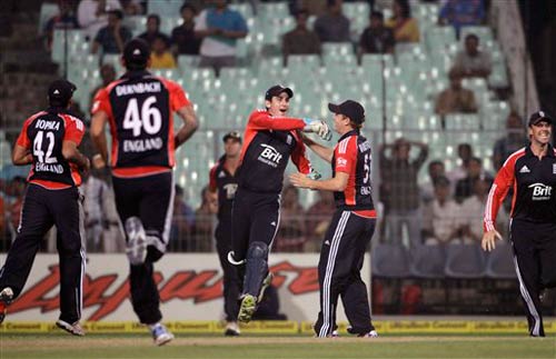 टी-20 मैच जीतकर इंग्‍लैंड ने बचाई प्रतिष्‍ठा