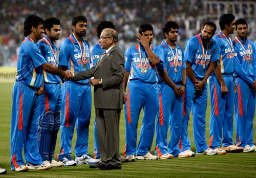 29 अक्‍टूबर 2011: तस्वीरों में देखें दिनभर की बड़ी खबरें | पढ़ें