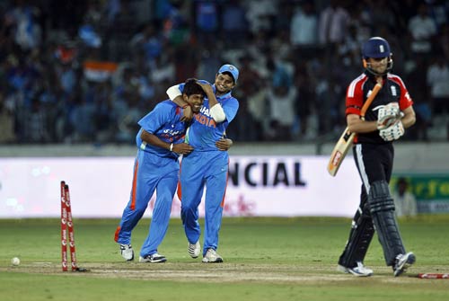 इंग्लैंड के खिलाफ धोनी-रैना का धमाल