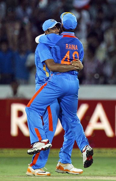 इंग्लैंड के खिलाफ धोनी-रैना का धमाल