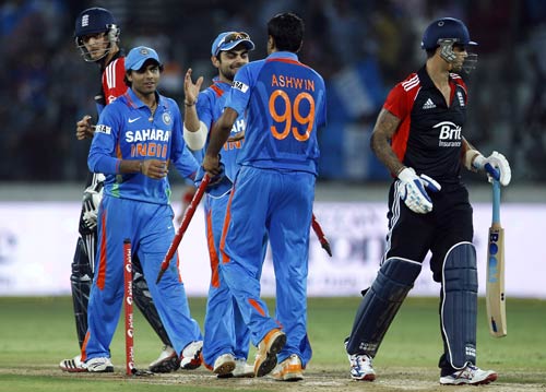 इंग्लैंड के खिलाफ धोनी-रैना का धमाल