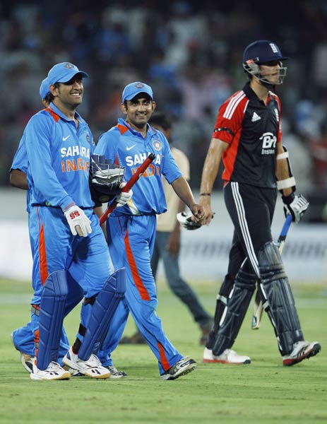 इंग्लैंड के खिलाफ धोनी-रैना का धमाल