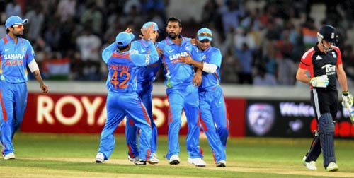 इंग्लैंड के खिलाफ धोनी-रैना का धमाल