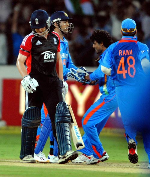 इंग्लैंड के खिलाफ धोनी-रैना का धमाल