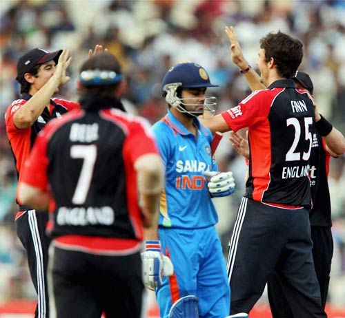 5वें वनडे में धोनी ने दिखाया दम | धोनी पर विशेष