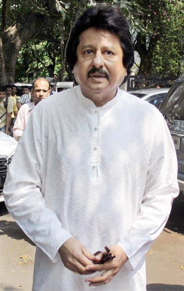 नम आखों ने दी जगजीत सिंह को विदाई