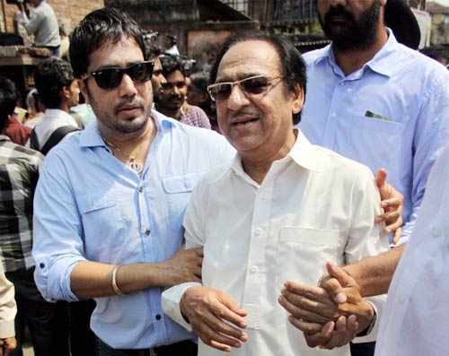 नम आखों ने दी जगजीत सिंह को विदाई