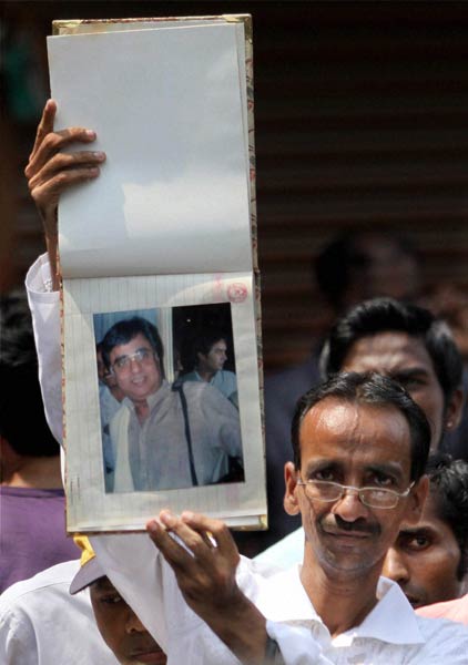 नम आखों ने दी जगजीत सिंह को विदाई