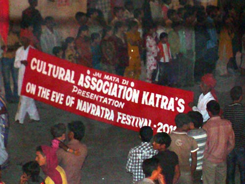 चलो बुलावा आया है, माता ने बुलाया है... | विशेष कवरेज