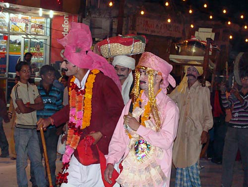 चलो बुलावा आया है, माता ने बुलाया है... | विशेष कवरेज