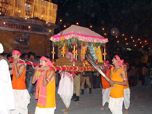 चलो बुलावा आया है, माता ने बुलाया है... | विशेष कवरेज