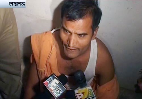 तस्‍वीरों में अरविंद केजरीवाल पर हमला | प्रशांत भूषण से मारपीट