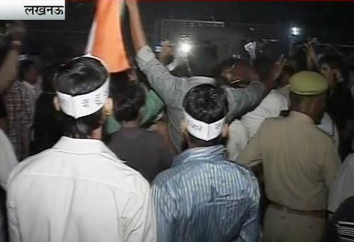 तस्‍वीरों में अरविंद केजरीवाल पर हमला | प्रशांत भूषण से मारपीट