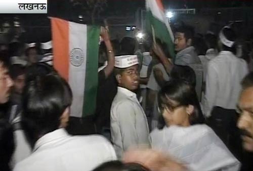 तस्‍वीरों में अरविंद केजरीवाल पर हमला | प्रशांत भूषण से मारपीट