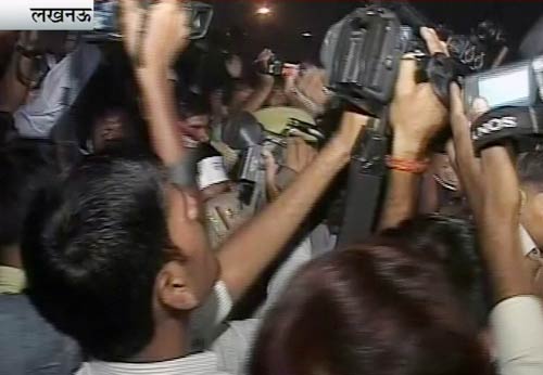 तस्‍वीरों में अरविंद केजरीवाल पर हमला | प्रशांत भूषण से मारपीट