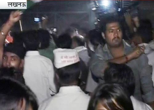 तस्‍वीरों में अरविंद केजरीवाल पर हमला | प्रशांत भूषण से मारपीट