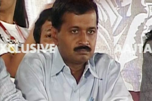 तस्‍वीरों में अरविंद केजरीवाल पर हमला | प्रशांत भूषण से मारपीट