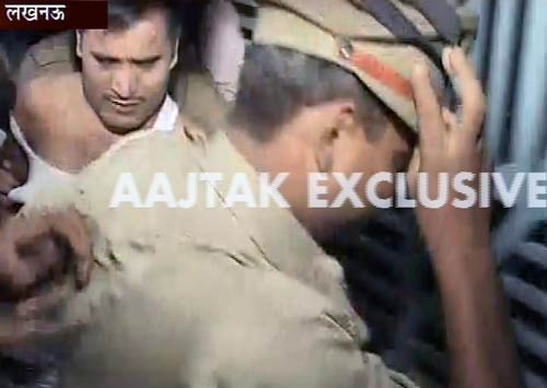 तस्‍वीरों में अरविंद केजरीवाल पर हमला | प्रशांत भूषण से मारपीट