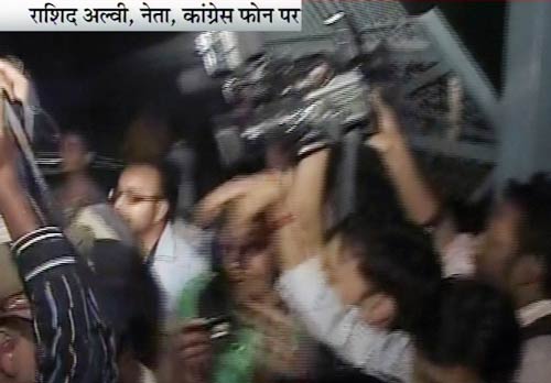 तस्‍वीरों में अरविंद केजरीवाल पर हमला | प्रशांत भूषण से मारपीट