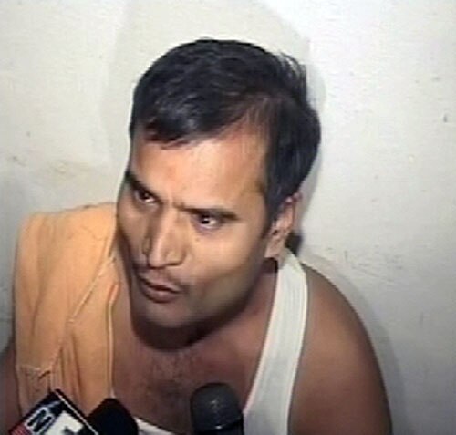 तस्‍वीरों में अरविंद केजरीवाल पर हमला | प्रशांत भूषण से मारपीट