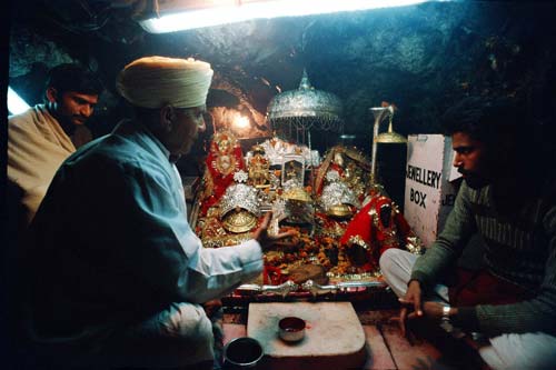 चलो बुलावा आया है, माता ने बुलाया है... | विशेष कवरेज