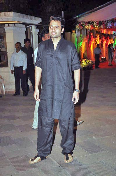 माता की चौकी में बॉलीवुड का जयकारा । मान्यता की पार्टी