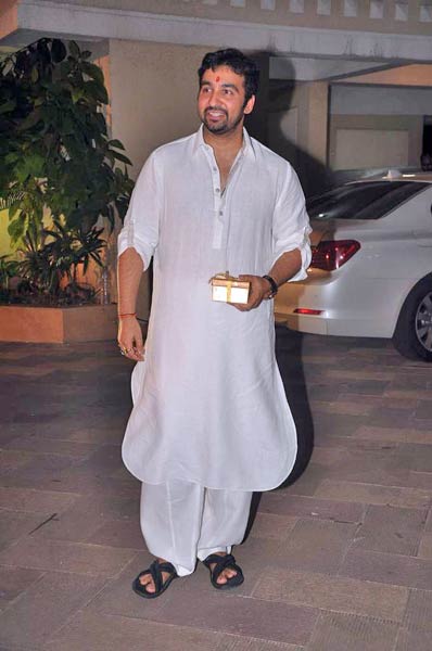 माता की चौकी में बॉलीवुड का जयकारा । मान्यता की पार्टी