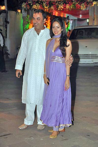 माता की चौकी में बॉलीवुड का जयकारा । मान्यता की पार्टी