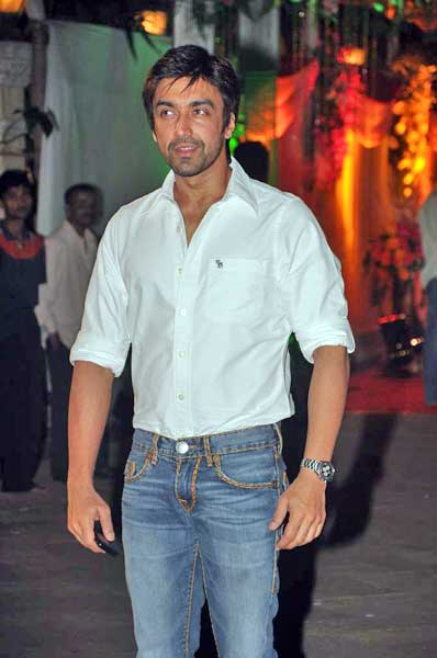 माता की चौकी में बॉलीवुड का जयकारा । मान्यता की पार्टी