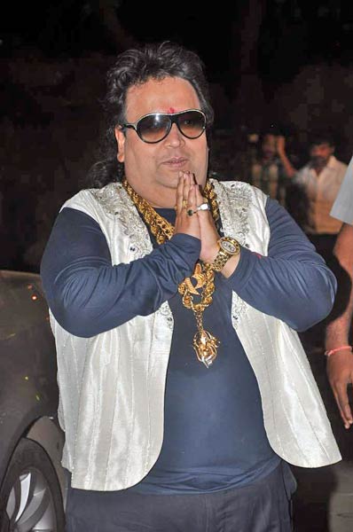 माता की चौकी में बॉलीवुड का जयकारा । मान्यता की पार्टी