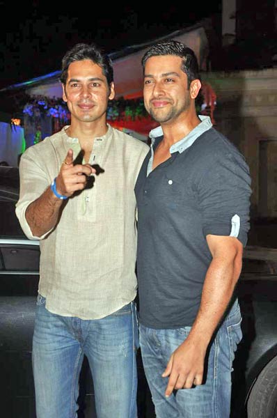 माता की चौकी में बॉलीवुड का जयकारा । मान्यता की पार्टी