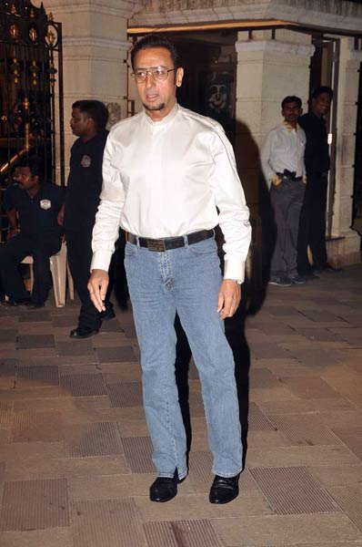 माता की चौकी में बॉलीवुड का जयकारा । मान्यता की पार्टी