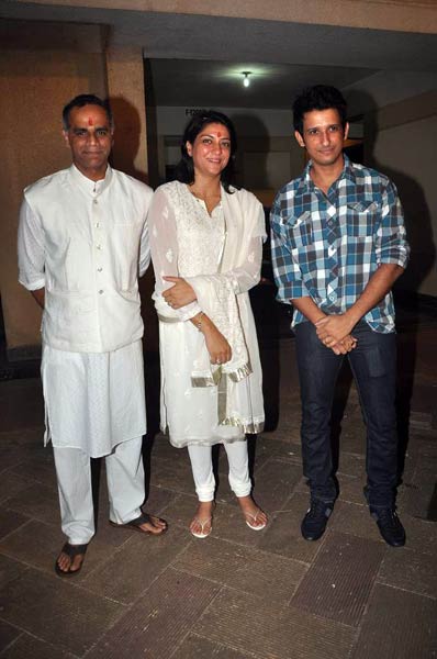 माता की चौकी में बॉलीवुड का जयकारा । मान्यता की पार्टी