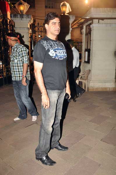 माता की चौकी में बॉलीवुड का जयकारा । मान्यता की पार्टी