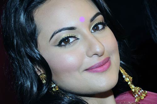 'दबंग गर्ल' सोनाक्षी बनी गुलाबो...| सोनाक्षी सिन्‍हा के जलवे