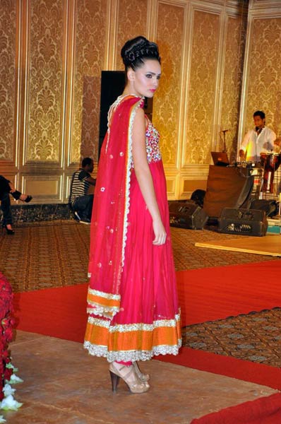 'दबंग गर्ल' सोनाक्षी बनी गुलाबो...| सोनाक्षी सिन्‍हा के जलवे