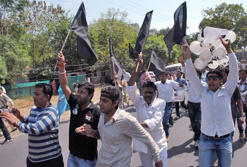 16 अक्टूबर 2011: तस्वीरों में देखें दिनभर की बड़ी खबरें | पढ़ें