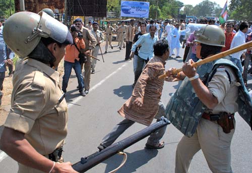 16 अक्टूबर 2011: तस्वीरों में देखें दिनभर की बड़ी खबरें | पढ़ें