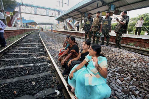 15 अक्टूबर 2011: तस्वीरों में देखें दिनभर की बड़ी खबरें | पढ़ें