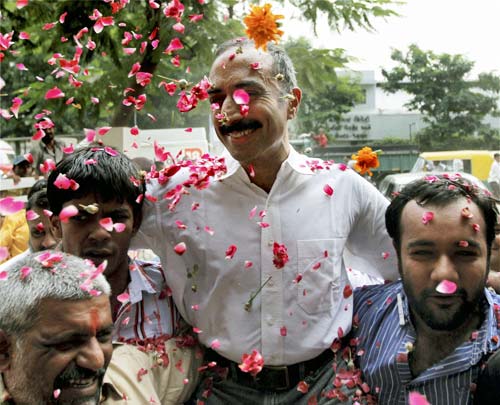 17 अक्टूबर 2011: तस्वीरों में देखें दिनभर की बड़ी खबरें | पढ़ें