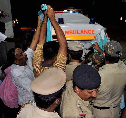 18 अक्टूबर 2011: तस्वीरों में देखें दिनभर की बड़ी खबरें  | पढ़ें