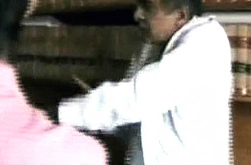 तस्‍वीरों में देखें प्रशांत भूषण से मारपीट