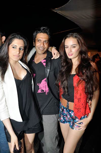 'देसी गर्ल' प्रियंका का हॉट अवतार | प्रियंका की अदा