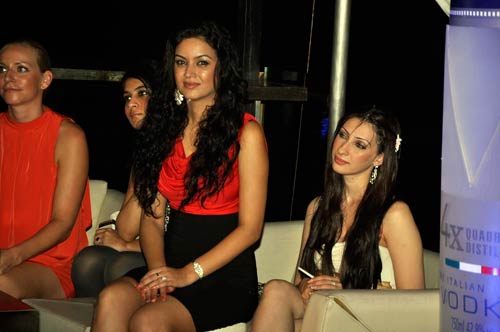 'देसी गर्ल' प्रियंका का हॉट अवतार | प्रियंका की अदा