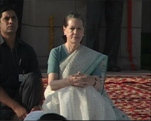 प्रधानमंत्री, सोनिया और आडवाणी ने दी बापू को श्रद्धांजलि