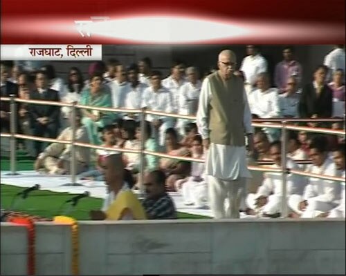 प्रधानमंत्री, सोनिया और आडवाणी ने दी बापू को श्रद्धांजलि