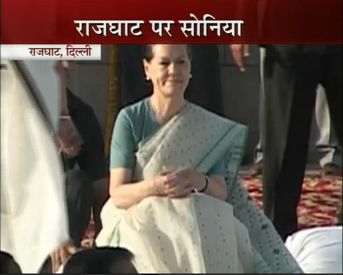 प्रधानमंत्री, सोनिया और आडवाणी ने दी बापू को श्रद्धांजलि